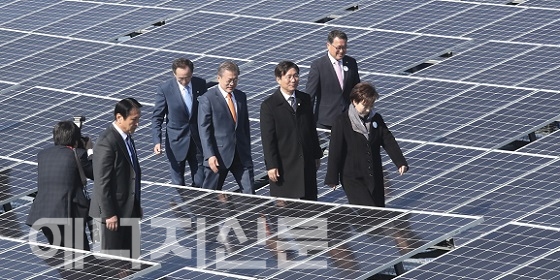 문재인 대통령, 성윤모 산업부 장관 등 주요 관계자들이 새만금 태양광시설을 둘러보고 있다.