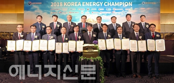 김창섭 한국에너지공단 이사장(가운데)과 우수사업장 인증기업 대표들이 기념촬영을 하고 있다.