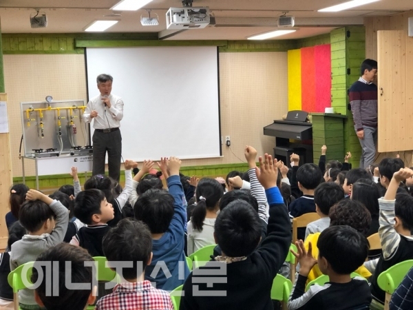 한국가스안전공사 인천지역본부가 인천 남동구에 있는 삼성유치원에서 ‘찾아가는 가스안전교육’을 하고 있다.