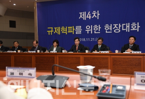 이낙연 총리가 21일 대전 가정동 한국전자통신연구원을 방문, 참석자들과 규제혁파를 위한 대화를 하고 있다.(사진: 국무조정실)