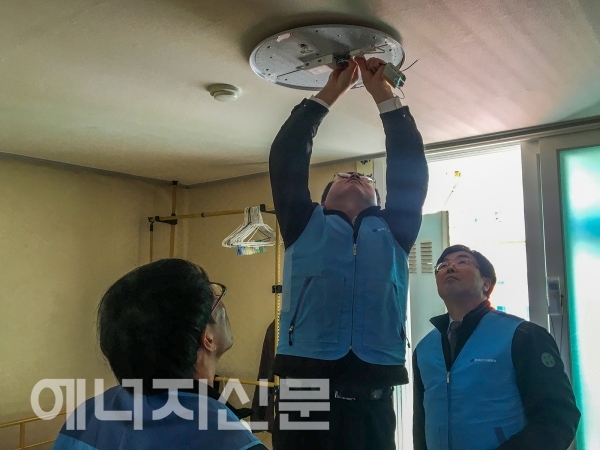 한국가스기술공사 직원들이 '취약계층 에너지 복지 사회공헌활동'을 전개하고 있다.