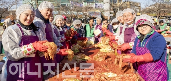 지역주민과 함께하는 ‘민ㆍ관ㆍ공 합동 사랑의 김장 나눔 행사’가 열렸다.