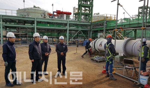 김영두 한국가스공사 사장 직무대리가 평택 LNG생산기지 현장을 안전점검하고 있다.