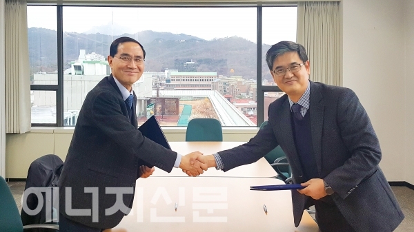 김창욱 한국선급 기술본부장(왼쪽)과 류홍렬 현대중공업 상무(오른쪽)가 협약 체결후 악수하고 있다.