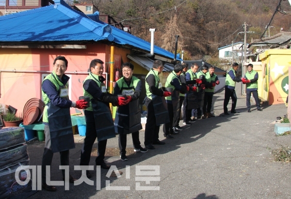 인천도시가스 직원들이 인천 서구 절골마을에서 ‘사랑의 연탄 나눔’ 자원봉사활동을 하고 있다.