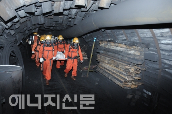▲ 석탄공사와 유관기관들이 합동으로 광산구호훈련을 진행하고 있다.