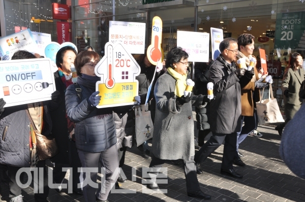 ▲ 에너지공단 및 절전캠페인시민단체협의회 주요 관계자들이 명동에서 거리캠페인을 펼치고 있다.
