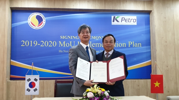 ▲ 손주석 한국석유관리원 이사장(왼쪽)과 쩐 반 빈(Tran Van Vinh) 베트남 표준계량품질원 원장이 2019~2020 MOU 이행계획에 서명 후 기념촬영을 하고 있다.