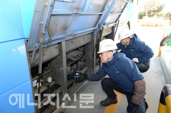 ▲ 대성에너지가 동절기 CNG차량 특별 안전점검을 실시하고 있다.