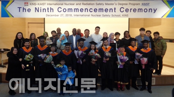 ▲ K-K 석사과정 졸업생 및 가족들이 단체사진을 찍고 있다.