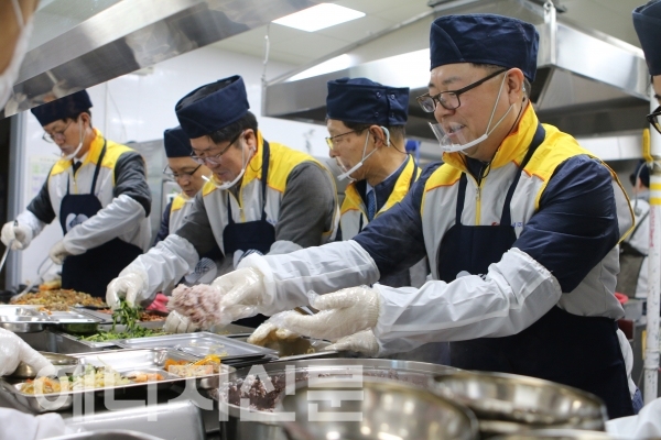 ▲ 한국동서발전 임직원들이 배식 봉사활동을 펼치고 있다.
