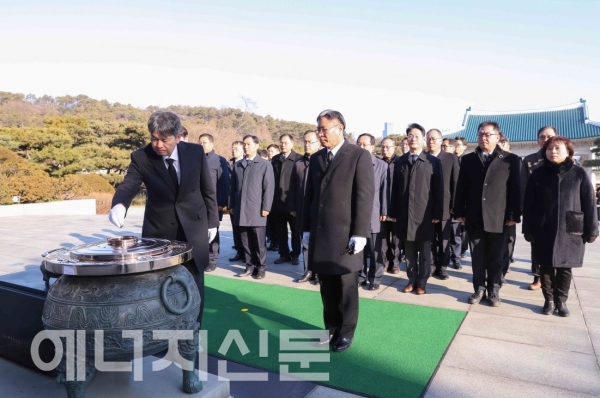 ▲ 국립서울현충원에서 김창섭 한국에너지공단 이사장이 참배하고 있다.