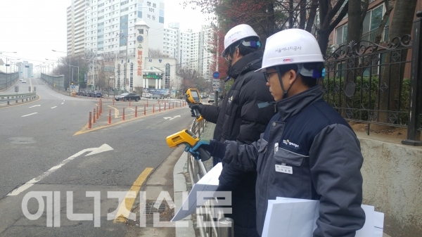 ▲ 서울에너지공사 관계자들이 열수송관을 점검하고 있다.