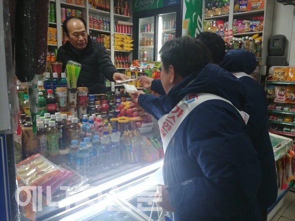 ▲ 가스안전공사 경남서부지사 관계자들이 시민들에게 홍보물을 나눠주고 있다.