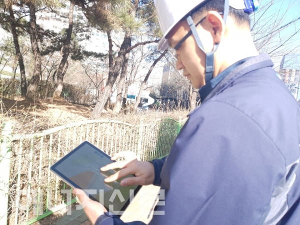 ▲ 서울도시가스 직원이 자체 개발한 현장용 안전관리 어플리케이션(Smart SCG App)을 이용해 가스시설을 점검하고 있다.