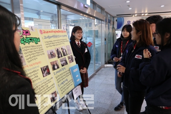 ▲ 한국다우케미칼 임직원이 환경 동아리의 홍보 부스를 돌아보며 이야기를 나누고 있다.
