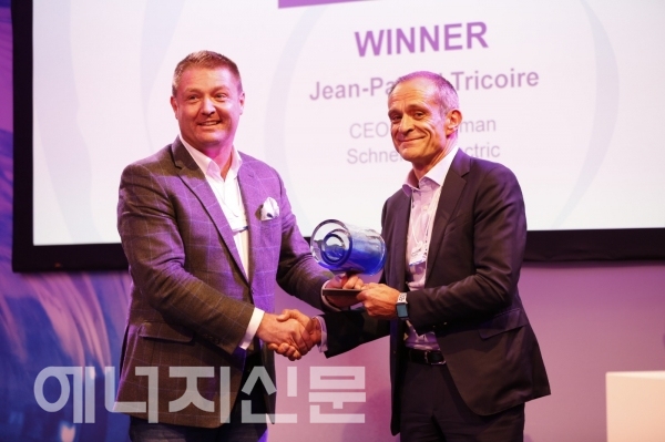 ▲ 슈나이더일렉트릭이 ‘서큘러스 2019’ 시상식에서 수상하고 있다.
