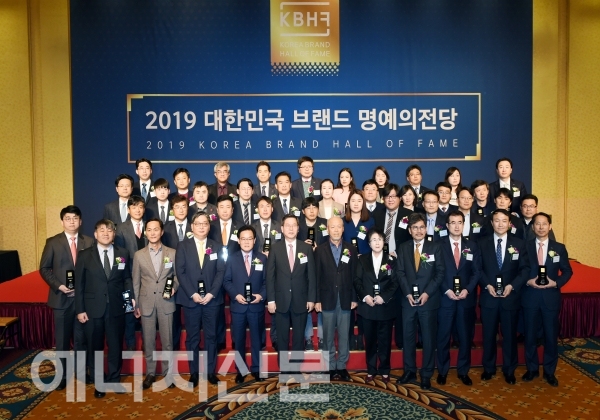 ▲ 2019 대한민국 브랜드 명예의 전당 수상자들이 기념사진을 찍고 있다.