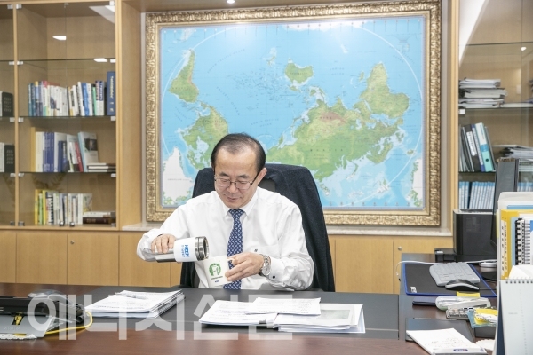 ▲ 유향열 한국남동발전 사장이 텀블러와 머그컵을 사용하고 있다.