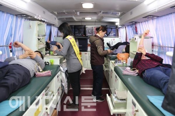 ▲ 사랑나눔 헌혈운동에 참여하고 있는 한국원자력환경공단 직원들