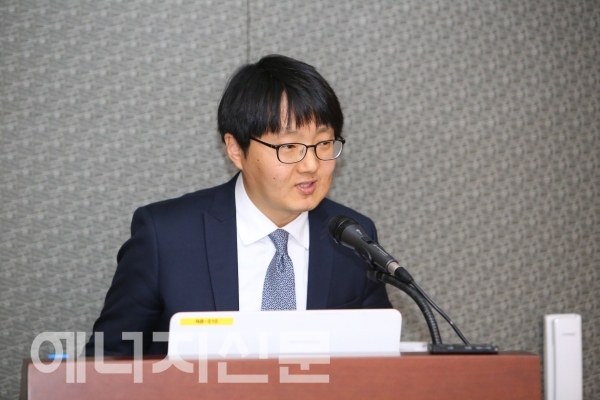 ▲ 이 날 김봉석 산업자원부 에너지신산업과 총괄팀장은 과학기술계의 협조를 당부했다.