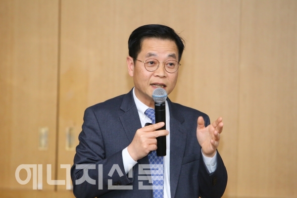 ▲ 김세훈 상무는 수소전기차의 미래를 주제로 수소전기차가 필수적인 요소가 될 것이라 강조했다.