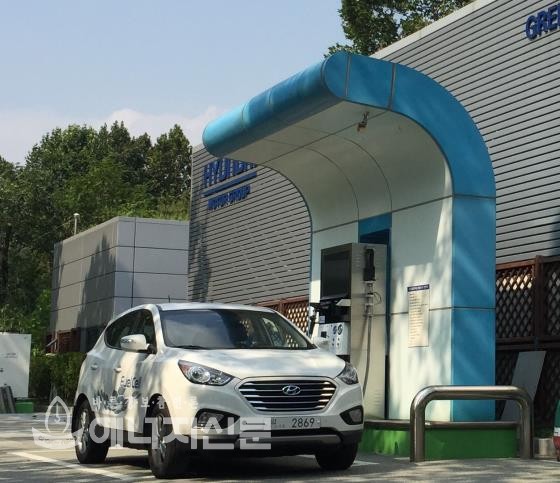 효성이 수소전기차 전용의 700바급 수소 충전시스템을 공급한 서울 양재동 현대자동차 수소충전소.
