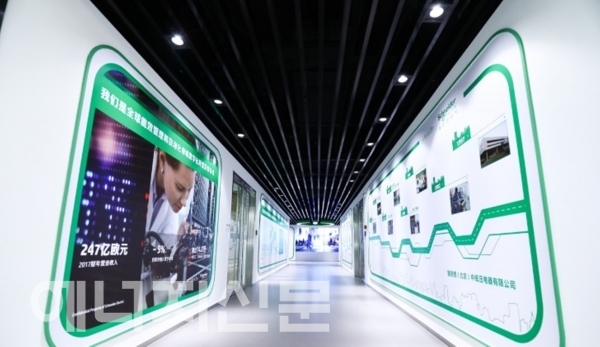▲ 슈나이더 일렉트릭이 중국 베이징 남부에 새로운 스마트 공장을 건립했다. 해당 시설에는 고객에게 스마트 팩토리에 대한 상세한 이해를 돕기 위해 쇼케이스도 건립됐다