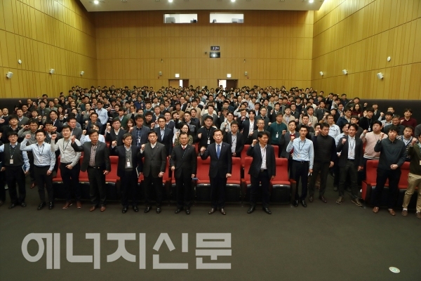▲ 한국석유공사 임직원들이 비상경영 결의를 다지고 있다.