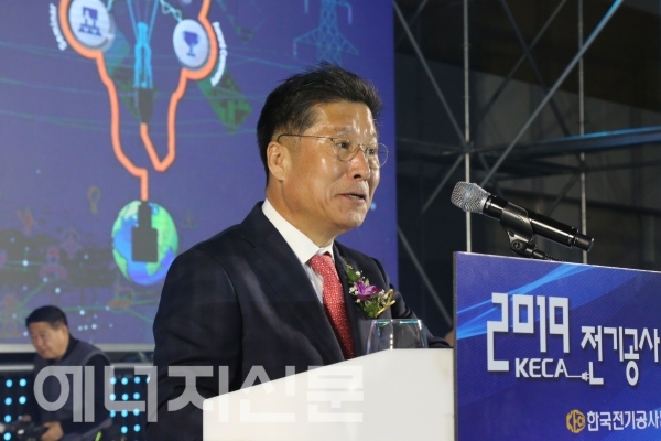 ▲ 류재선 회장이 개회사를 통해 "2019 전기공사 엑스포가 전기시공업계의 새로운 플랫폼이 될 것"이라고 말하고 있다.