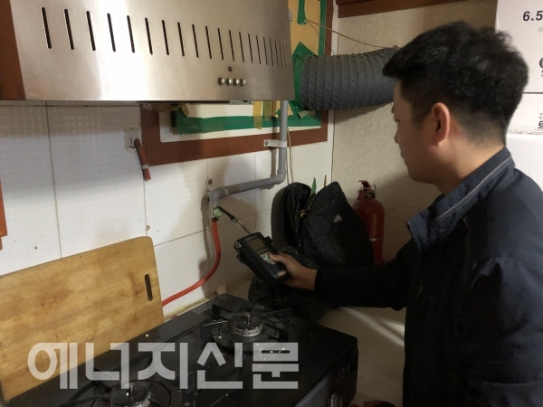 ▲ 한국가스안전공사 서울남부지사가 10일 영등포구 쪽방 밀집지역에서 가스안전 점검을 실시했다.