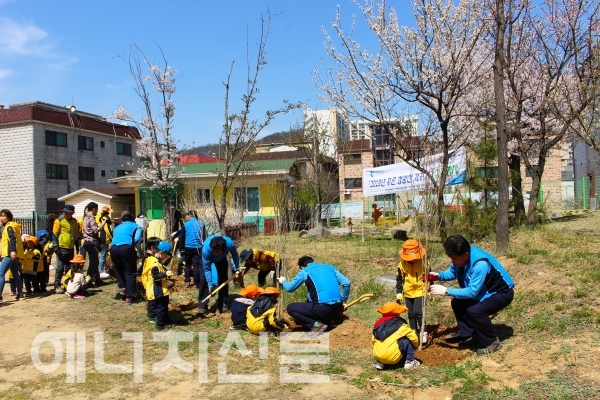 ▲ 삼천리 임직원들이 푸른 청량산 만들기 행사에 참여해 나무를 심고 있다.