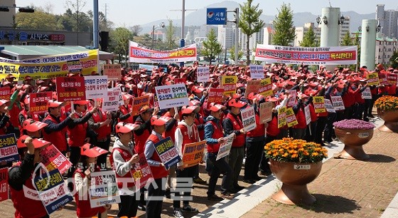 전기공사업계 관계자 400여명이 통영시청 앞에서 분리발주 이행을 촉구하고 있다.