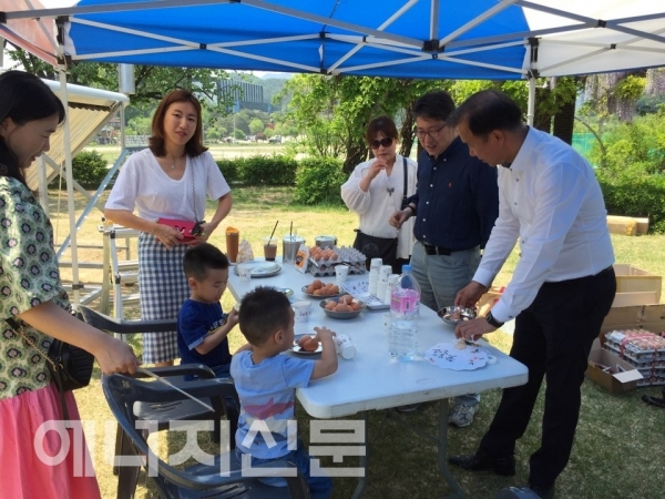 ▲ 한국에너지공단 강원지역본부가 '소외이웃돕기 사랑나눔바자회'를 개최했다.