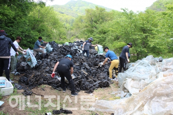 ▲ 석탄공사 임직원들이 지난 14일 1촌마을 일손돕기 일일 농촌봉사활동으로 지역 내 폐비닐을 수거하고 있다.