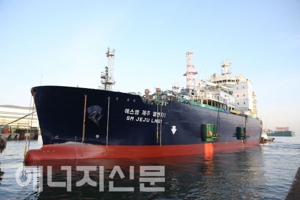▲ 한국가스공사 제주애월기지에 LNG를 수송한 제주 LNG1호선. 벙커링 기능을 탑재한 2호선은 12월부터 운항한다.