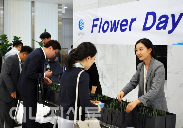 ▲ 삼천리가 `Flower Day`를 시행, 임직원들에게 꽃 화분을 선물하고 있다.