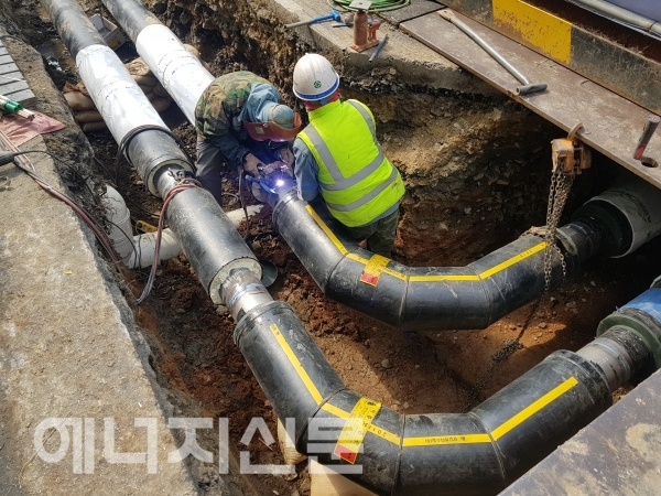 ▲ 서울에너지공사 직원들이 열수송관을 점검하고 있다.