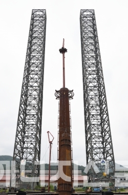 ▲ 전력연구원이 개발한 환경조화형 철탑 건설 시연 모습.