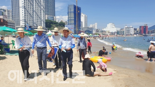 ▲ 남부발전 관계자들이 송도해수욕장에서 캠페인을 펼치고 있다.