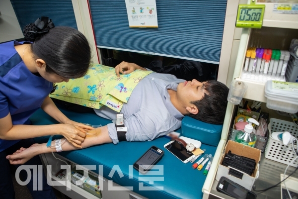 ▲ 한화토탈은 2006년부터 14년째 직원들의 자발적인 참여로 혈액수급 취약시즌인 하절기와 동절기에 헌혈행사를 개최해오고 있다.