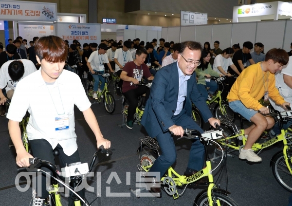 ▲ 이상홍 에너지공단 부이사장이 참가자들과 함께 자전거 페달을 밟고 있다.