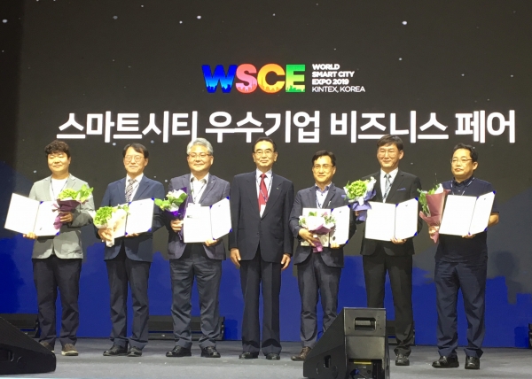 ▲ ‘2019 스마트시티 SOC-ICT 우수기업 대회’에서 조상기 동서발전 발전기술개발원장(왼쪽 두번째)과 수상자들이 기념 촬영을 하고 있다.