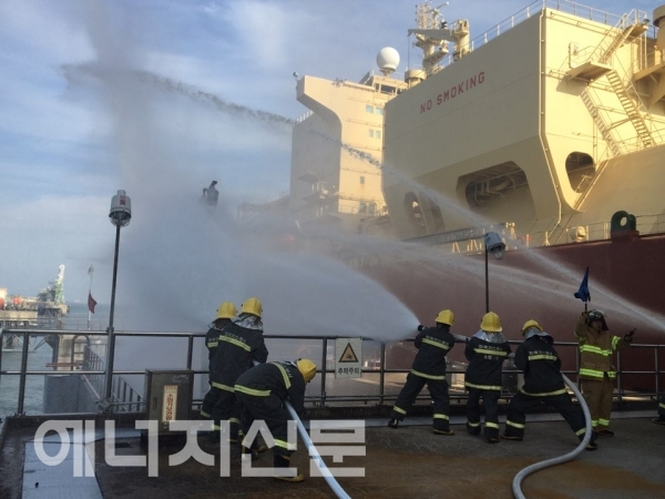 ▲ 가스공사는 19일 인천LNG기지에서 재난대응역량 강화를 위한 선박·육상간 종합방재훈련을 시행하고 있다.