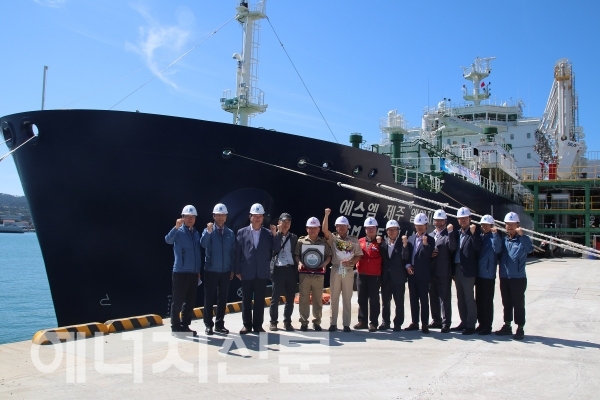 ▲ 한국가스공사는 24일 제주지역 천연가스 공급을 위한 LNG 수송선 ‘SM JEJU LNG 1호’가 제주시 한림읍 애월항에 있는 제주 LNG 기지에 처음 입항했다.