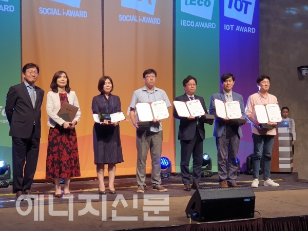 ▲ 2일 서울 양재 엘타워에서 개최된 ‘인터넷 에코어워드 2019’에서 대상을 수상한 한국에너지공단 및 관계자들이 단체 기념촬영을 하고 있다.