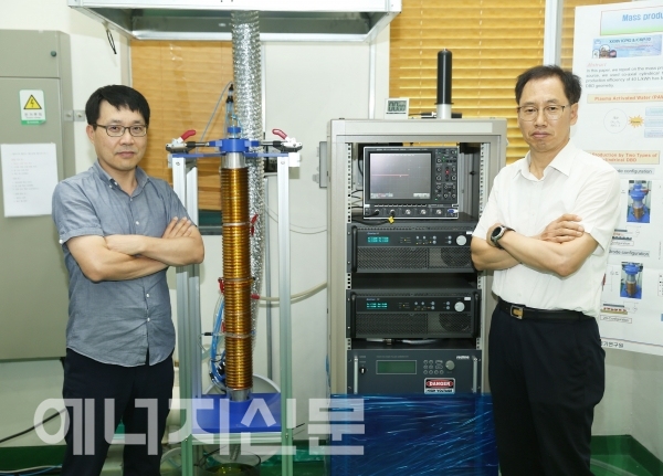 ▲ 플라즈마 활성수 대용량 제조기술 개발자인 한국전기연구원 조주현 박사(왼쪽)와 진윤식 박사.