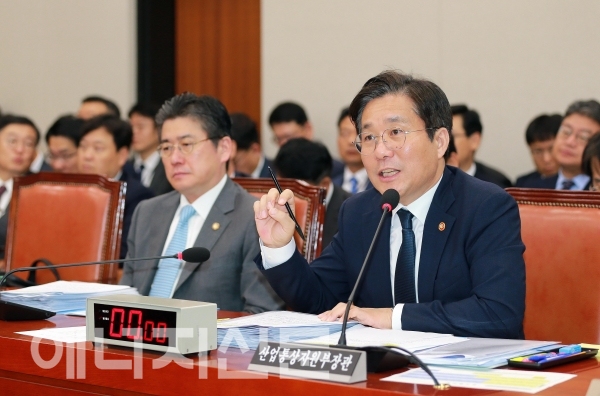 ▲ 성윤모 산업부 장관이 의원들의 질의에 답변하고 있다.