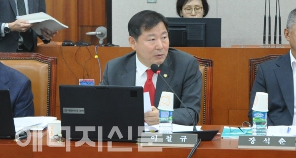 ▲ 이철규 자유한국당 의원이 성윤모 장관에게 질의하는 모습.