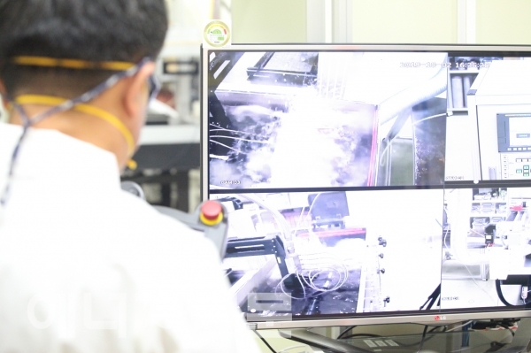 ▲ 연구원이 원전 핵심설비 해체용 레이저 절단기술을 테스트하고 있다.